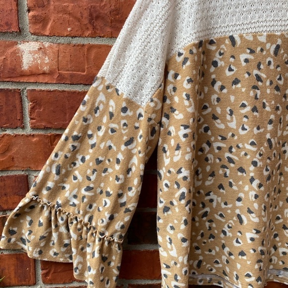 Ces Femme Womens Medium Oversized Leopard Animal Print Trumpet Sleeve Blouse - Picture 3 of 9